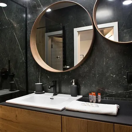 Marina Mokotow P&o Serviced